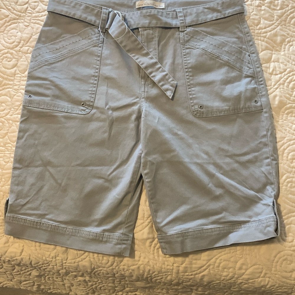 Womans Gloria Vanderbilt light gray Bermuda shorts size 6 NWOT